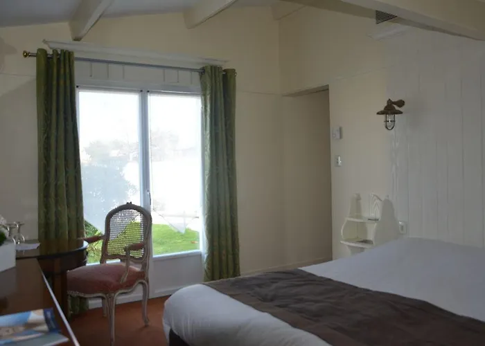 Hr Hotel-restaurant & Marin La Flotte